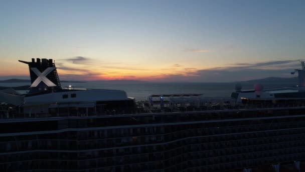 Croisière. Navire. La mer. Au lever du soleil. La nature. De l'eau. Des antennes. 4k. Un drone — Video