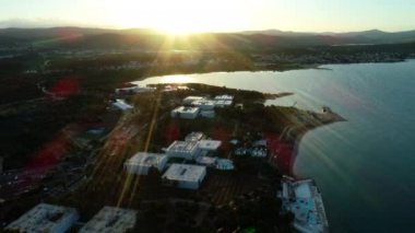 Hırvatistan. Hotel. Şehir. Deniz. Su. Sunrise. Anten. 4k. Drone