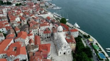 Hırvatistan. Sibenik. Şehir. Vintage. Anten. 4k. Drone