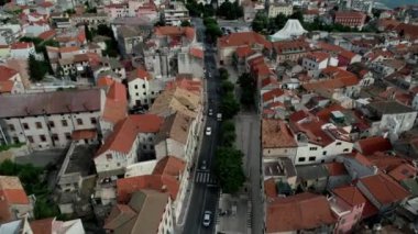 Hırvatistan. Sibenik. Şehir. Vintage. Anten. 4k. Drone
