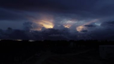 Epik. Gök -yüzü. Deniz. Su. Sunrise. Anten. 4k. Drone