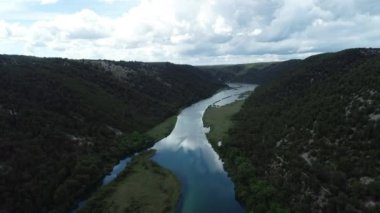 Krka Ulusal Parkı. Şelale. Su. Nehri. Doğa. Yeşil. Anten. 4k. Drone