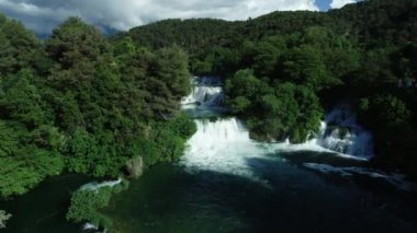 Krka Ulusal Parkı. Şelale. Su. Nehri. Doğa. Yeşil. Anten. 4k. Drone