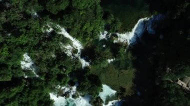 Krka Ulusal Parkı. Şelale. Su. Nehri. Doğa. Yeşil. Anten. 4k. Drone