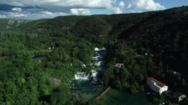 Krka Ulusal Parkı. Şelale. Su. Nehri. Doğa. Yeşil. Anten. 4k. Drone