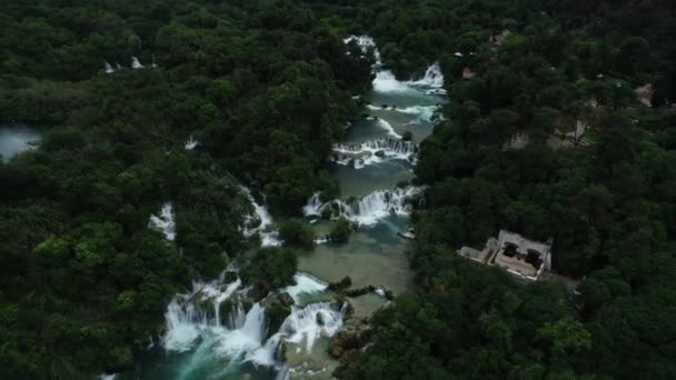 Krka-Nationalpark. Wasserfall. Wasser. Fluss. Natur. Grün. Antennen. 4k. Drohne — Stockvideo