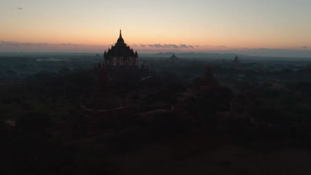Myanmar. Temple. Amanecer. Ciudad. Antenas. 4k. Drone. — Vídeo de stock