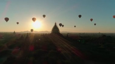 Myanmar. Tapınak. Insanlar. Sunrise. Şehir. Anten. 4k. Drone