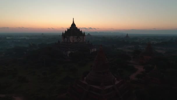 Myanmar. Temple. Amanecer. Ciudad. Antenas. 4k. Drone. — Vídeos de Stock