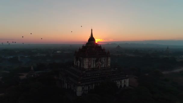 Myanmar. Temple. Amanecer. Ciudad. Antenas. 4k. Drone. — Vídeo de stock