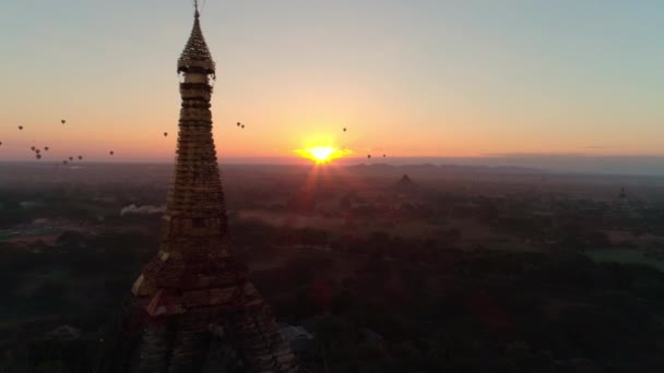 Myanmar. Tempel. Zonsopgang. Stad. Antennes. 4k. Drone — Stockvideo