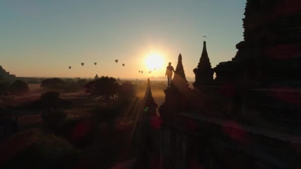 Myanmar. Templo. Gente. Nascer do sol. Cidade. Aeriais. 4K. Drone. — Vídeo de Stock