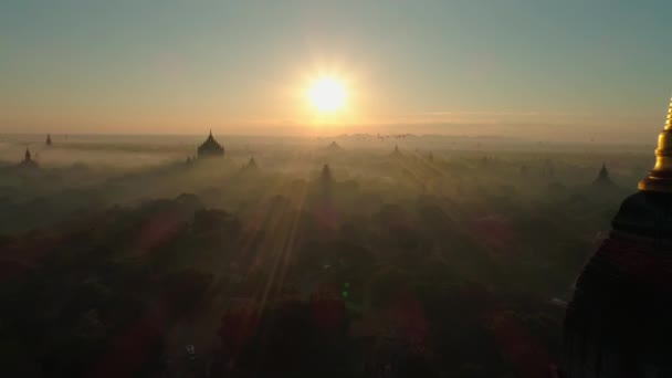 Myanmar. Świątyni. Wschód słońca. Miasta. Anteny. 4K. dron — Wideo stockowe