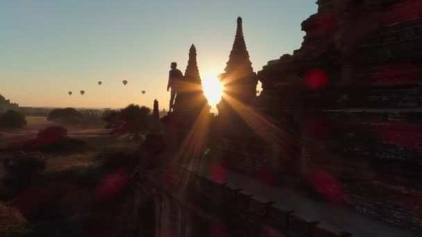 Myanmaru. Chrám. Lidé. Východ slunce. Město. Antény. 4k. Drone — Stock video