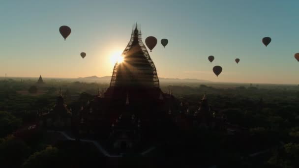 Myanmar. Tempel. Menschen. Sonnenaufgang. Stadt. Antennen. 4k. Drohne — Stockvideo