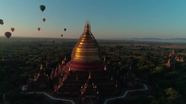 Myanmar. Temple. Gente. Amanecer. Ciudad. Antenas. 4k. Drone. — Vídeo de stock