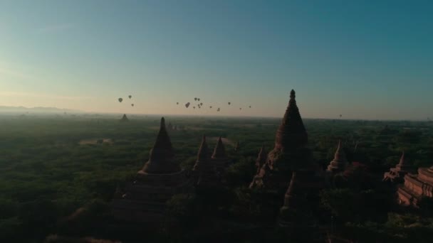 Myanmar. Temple. Gente. Amanecer. Ciudad. Antenas. 4k. Drone. — Vídeo de stock