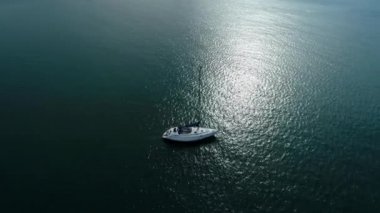 Yat. Deniz. Su. Tekne. Doğa. Anten. 4k. Drone