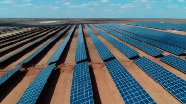 Güneş ışığı. Güneş İstasyonu. Elektrik. Güneş enerjisi. Anten. 4k. Drone