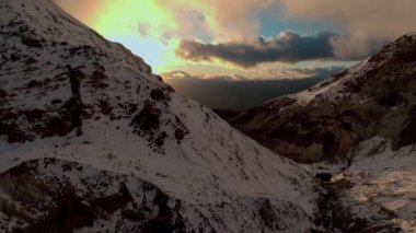 Dağ. Volkan. Doğa. Kış. Kar. Kamçatka. Rusya. Sunrise. Anten. 4k. Drone