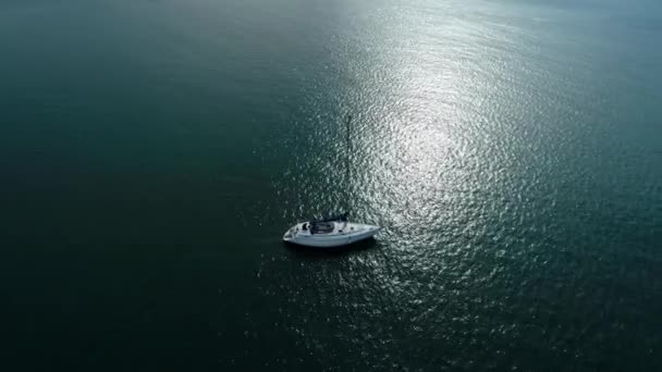 ヨット。海。水。ボート。自然。アンテナ。4k. ドローン — ストック動画