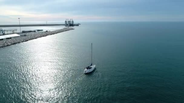 Yate. Mar. Agua. Barco. Naturaleza. Antenas. 4k. Drone. — Vídeos de Stock