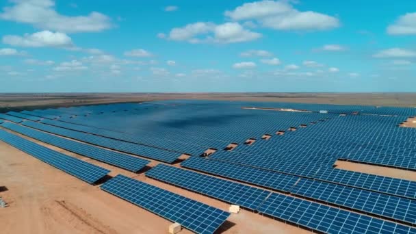 Luz solar. Sol. Estação. Electricidade. Energia solar. Aeriais. 4K. Drone. — Vídeo de Stock