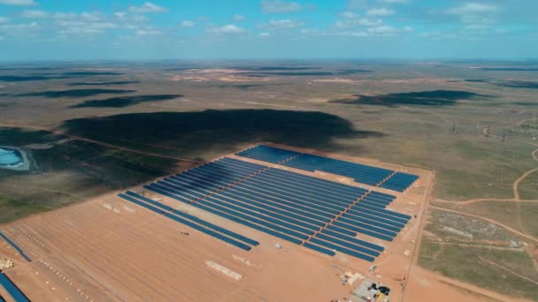 Luz del sol. Sol. Estación. Electricidad. Energía solar. Antenas. 4k. Drone. Clip De Vídeo