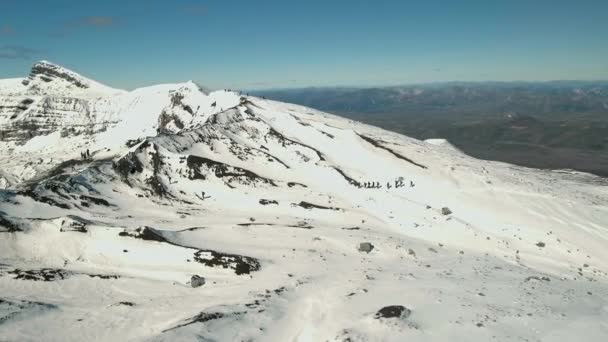 Montanha. Vulcão. Natureza. Inverno. Neve. Kamchatka. A Rússia. Nascer do sol. Aeriais. 4K. Drone. — Vídeo de Stock