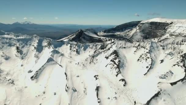 Montaña. Volcán. Naturaleza. El invierno. Nieve. Kamchatka. Rusia. Amanecer. Antenas. 4k. Drone. — Vídeos de Stock