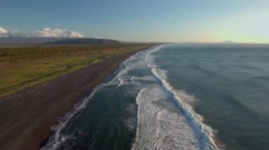 Okyanus. Beach. Su. Doğa. Sonbahar. Kamçatka. Rusya. Sunrise. Anten. 4k. Drone