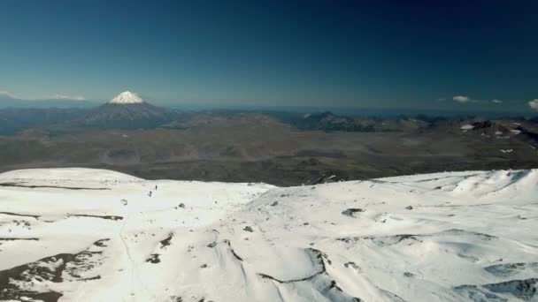 Montanha. Vulcão. Natureza. Inverno. Neve. Kamchatka. A Rússia. Nascer do sol. Aeriais. 4K. Drone. — Vídeo de Stock