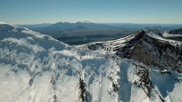 Berg. Vulkan. Natur. Vintern. Snö. Kamtjatka. Ryssland. Soluppgång. Antenner. 4K. Drone — Stockvideo