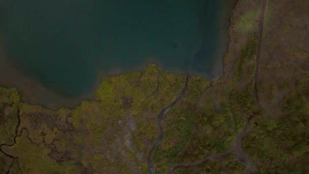 La montagne. Le lac. La nature. Automne. Kamchatka. La Russie. Au lever du soleil. Des antennes. 4k. Un drone 
