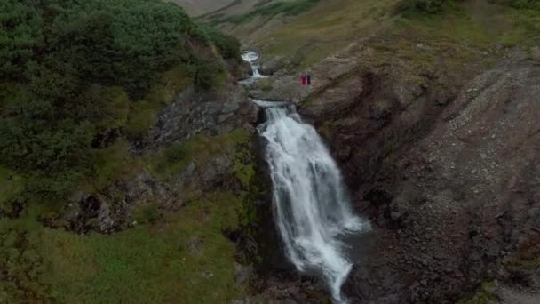 Montaña. Cascada. Agua. Naturaleza. Otoño. Kamchatka. Rusia. Antenas. 4k. Drone. — Vídeos de Stock