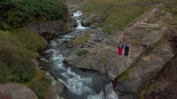 Berg. Wasserfall. Wasser. Natur. Herbst. kamchatka. Russland. Antennen. 4k. Drohne — Stockvideo
