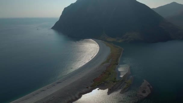 Lugar secreto. Playa. Océano. Agua. Naturaleza. Otoño. Kamchatka. Rusia. Antenas. 4k. Drone. Vídeo De Stock