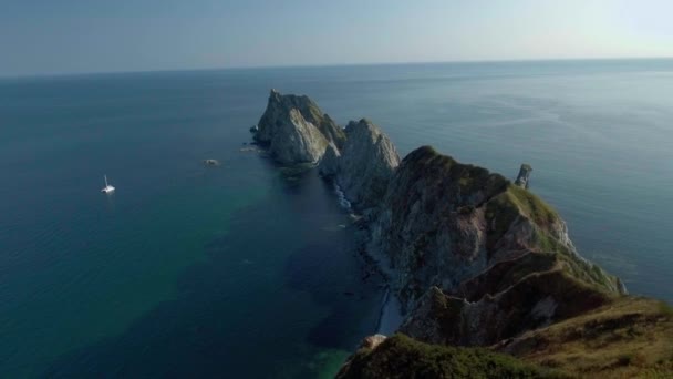 Lugar secreto. Playa. Océano. Agua. Naturaleza. Otoño. Kamchatka. Rusia. Antenas. 4k. Drone. Clip De Vídeo