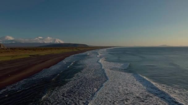 Ocean. Beach. Wody. Natura. Jesień. Kamczatka. Rosja. Wschód słońca. Anteny. 4K. dron — Wideo stockowe