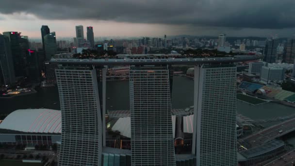 Singapore. Grattacielo. In albergo. Marina Bay. In città. Affari. Tecnologia. Il futuro. Aerials. 4k. Drone — Video Stock