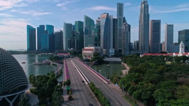 Singapur. Road. Samochód. Autostrady. Wieżowiec. Miasta. Biznesowych. Technologii. Przyszłości. Anteny. 4K. dron — Wideo stockowe