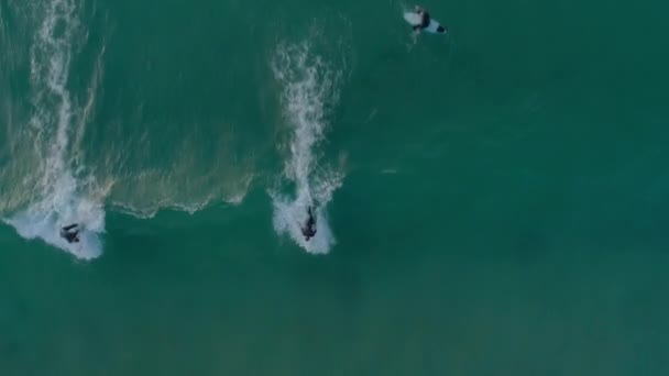 Oceaan. Mensen. Surfen. Water. Aard. Zonsopgang. Spanje. Antennes. 4k. Drone Videoclip