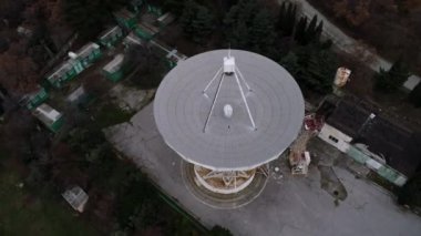 Kırım. Teleskop İstasyonu. Gizli bir yer. Anten. 4k. Drone