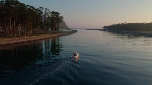 Rodiles. España. Río. Barco. Ciudad. Amanecer. Antenas. 4k. Drone. — Vídeos de Stock