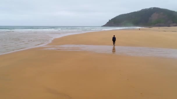 Man. walking. Rodiles. Hiszpania. Ocean. Beach. Wody. Natura. Anteny. 4K. dron — Wideo stockowe