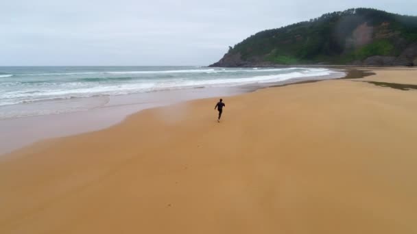 Людина. ходьба. Rodiles. Іспанія. Океан. Пляж. Води. Природа. Антени. 4K. безпілотний — стокове відео