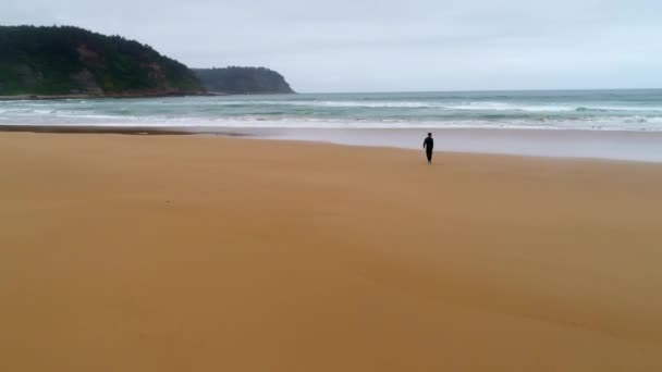 伙计，走路。罗迪尔斯西班牙。海洋。海滩。水。自然。天线。4k. 无人机 — 图库视频影像