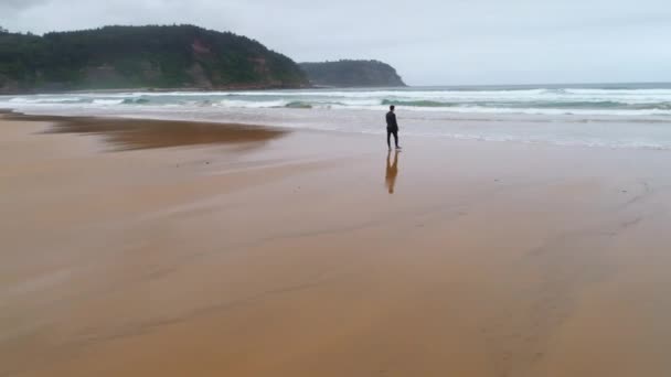 ¡Hombre! Caminando. Rodiles. España. Océano. Playa. Agua. Naturaleza. Antenas. 4k. Drone. Metraje De Stock