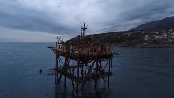 La Crimée. La mer. Station. Plateforme. La nature. De l'eau. Des antennes. 4k. Un drone — Video