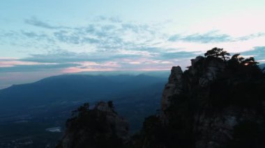 Kırım. Bulut. Doğa. Dağ. Anten. 4k. Drone
